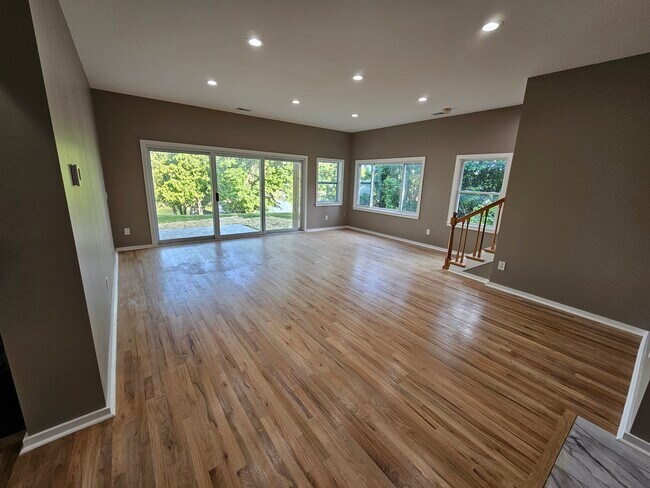 Building Photo - 4822 Hillcrest Dr