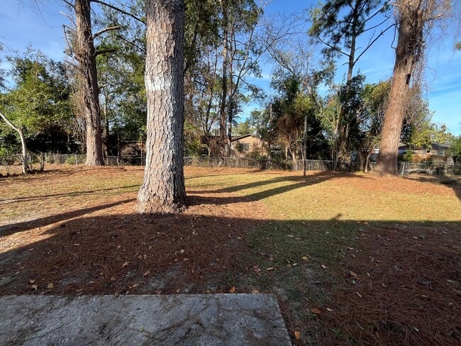 Building Photo - 906 E Brookwood Dr