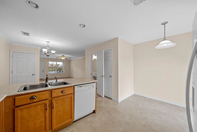 Building Photo - Large 2 Bedroom 2 1/2 Bath Dog Friendly Co...