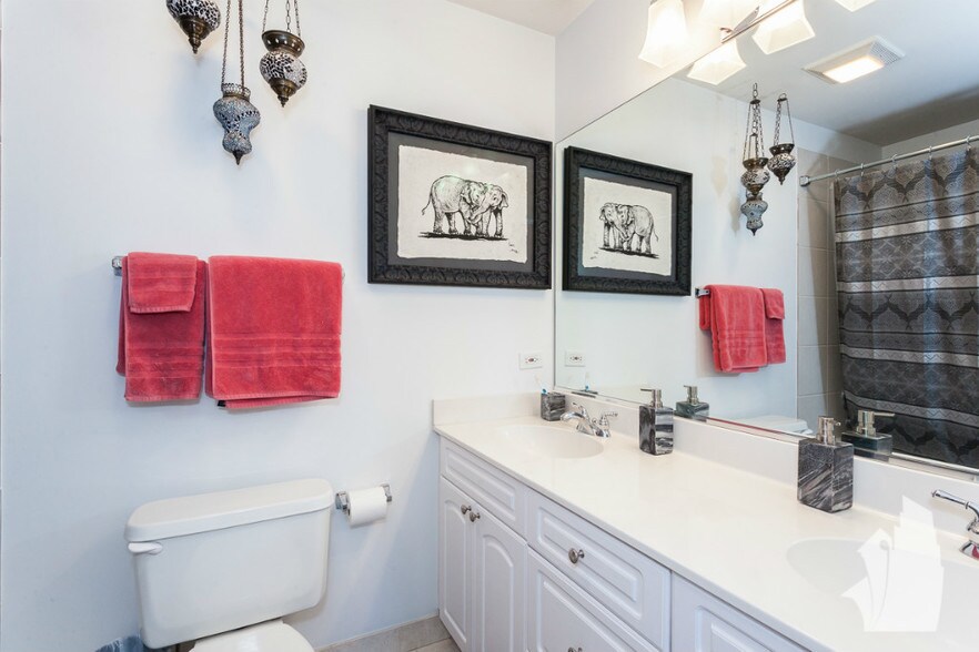 Building Photo - 1735 W Diversey Pkwy