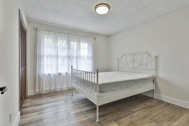 Building Photo - 5011 Pineview Terrace