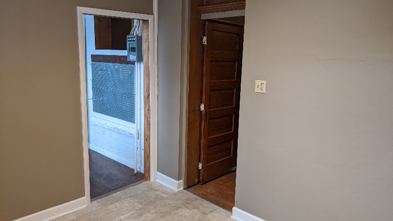 Building Photo - 127 1/2-38-32 E Main St