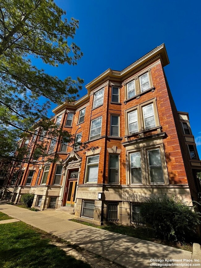 Building Photo - 854 W Waveland Ave