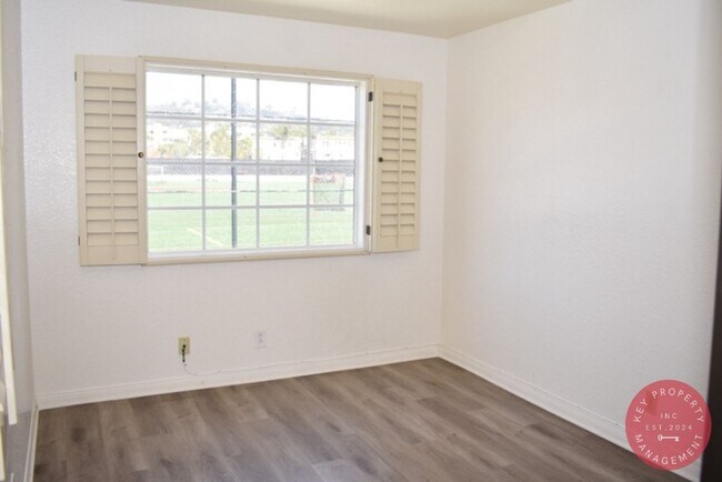 Building Photo - Charming 3-Bedroom Condo in the Heart of L...
