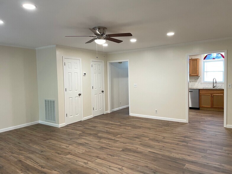 Building Photo - 306 Leisure Ct