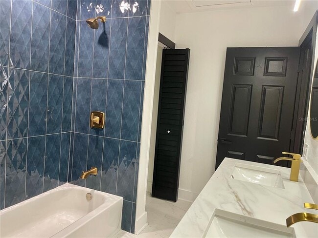 Building Photo - 2118 S Venus St