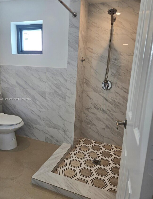 Building Photo - 323 SW 31st Ct