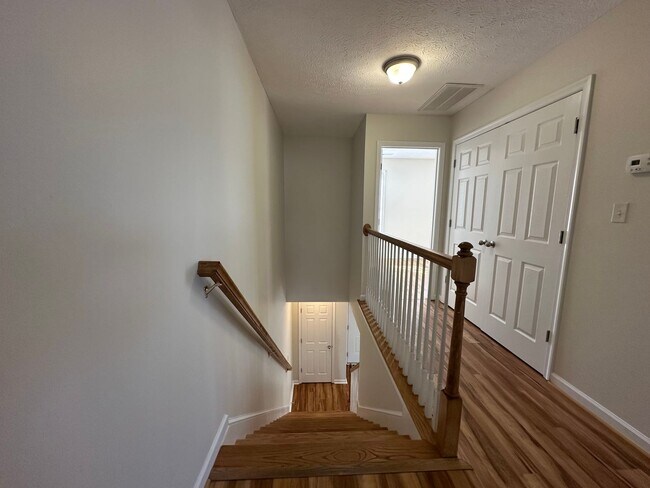 Building Photo - 3-bedroom, 3.5-bathroom nestled in Wyndhurst VA.