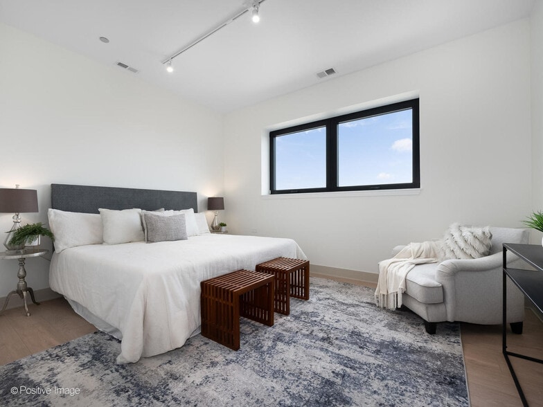 Building Photo - 3202 N Racine Ave