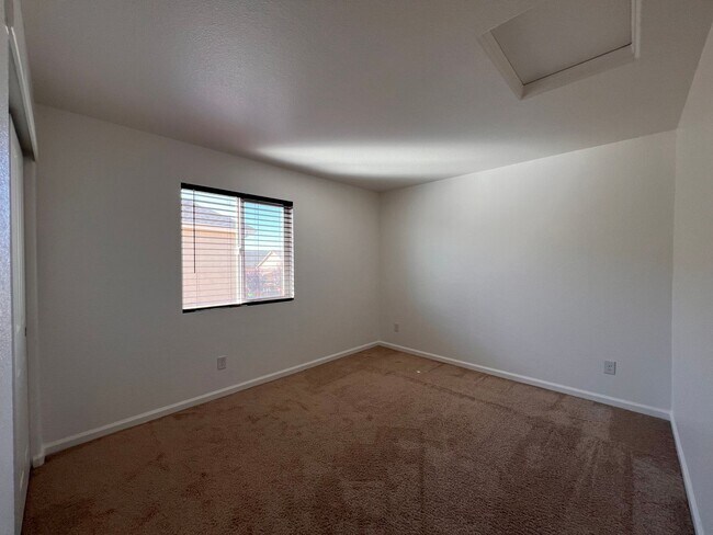 Building Photo - Luxurious 4 bedroom 3 bath family home in ...