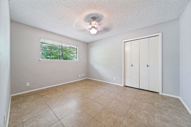 Building Photo - 313 Sagecrest Dr