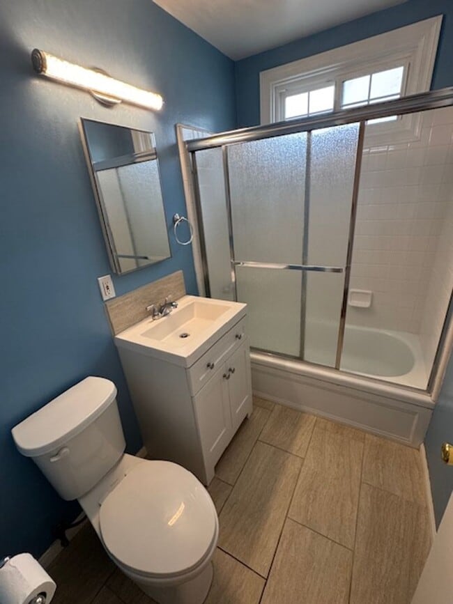 Building Photo - Beautiful 3 bedroom 2 bath HOME . . .  Clo...