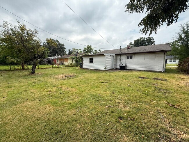 Building Photo - 1609 Armand Dr
