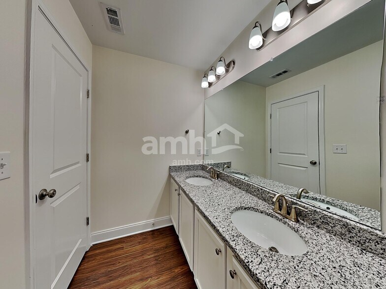 Building Photo - 1323 Lomond Dr