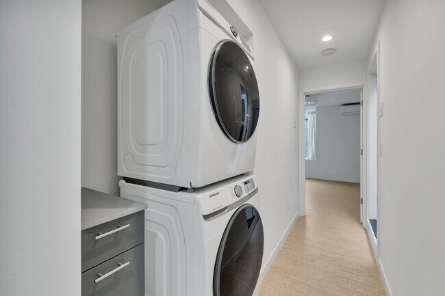 Building Photo - Modern 3BR Townhome with Rooftop Deck Near Downtown Seattle