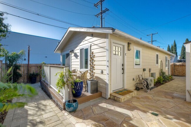 Building Photo - 409 N Ditmar St