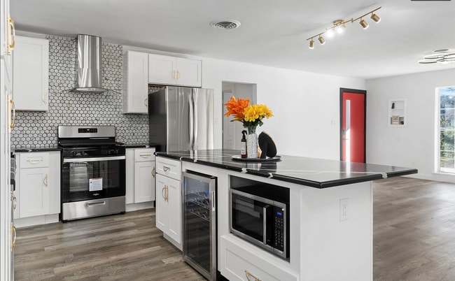 Building Photo - 3423 W Clarendon Dr