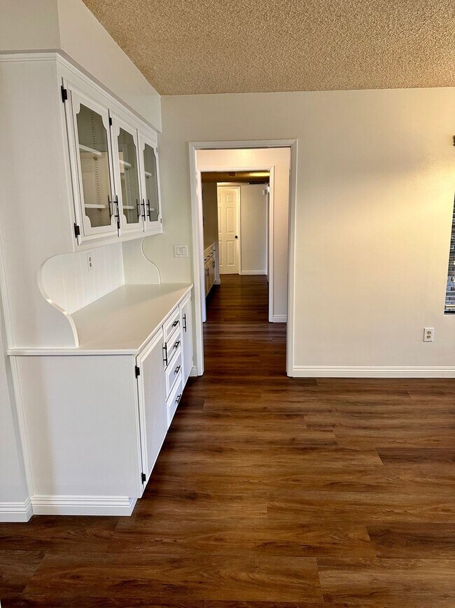 Building Photo - 9913 Spring Oak Dr