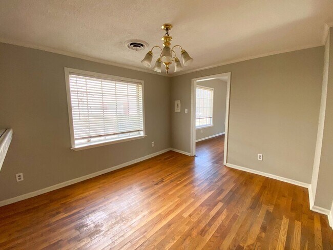 Building Photo - UPDATED 2 BD 1 BA NEAR