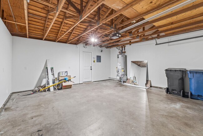 Building Photo - Charming 3-Bedroom Condo in Creekside Village – Prime Location!