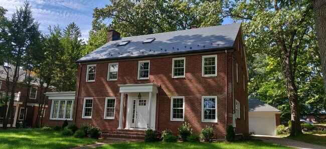 Building Photo - HOT NEWTON LISTING!!!