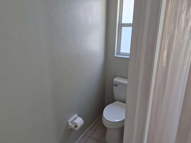 Building Photo - "Spacious 1732 Sq Ft 3-Bed, 2 Baths, in Tarpon Springs!"