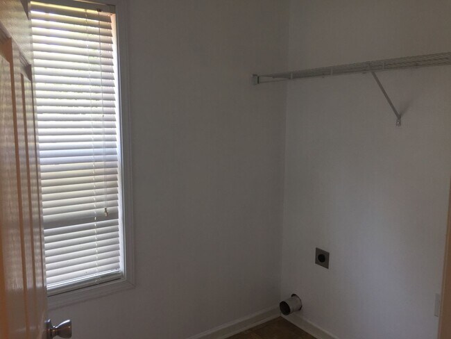 Building Photo - 4 bedroom Exit 1