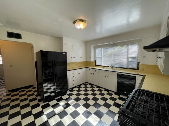 Building Photo - 1911 H St