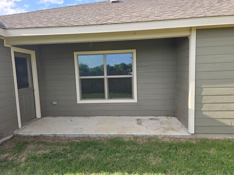 Building Photo - Room in House on Musselshell Dr