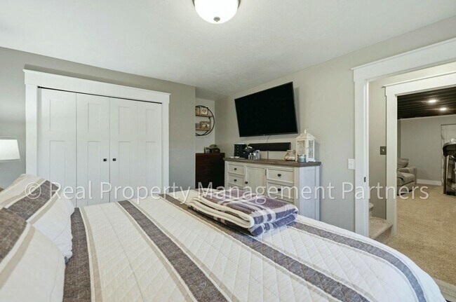 Building Photo - Updated 3-Bed Home with 2-Car Garage and Fenced in Yard on .23+ Acres, Near GVSU