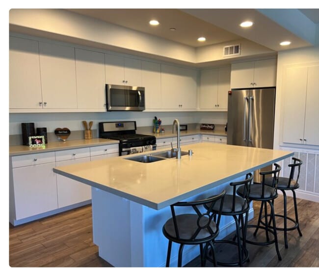 Building Photo - 404 Maravilla Ln