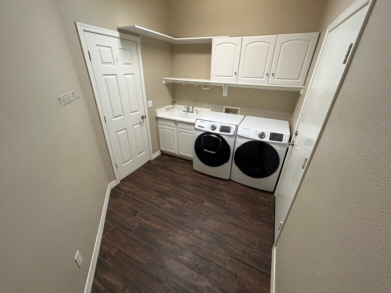 Building Photo - 5163 W Village Dr