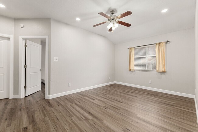 Building Photo - 9431 Water Edge Point Ln