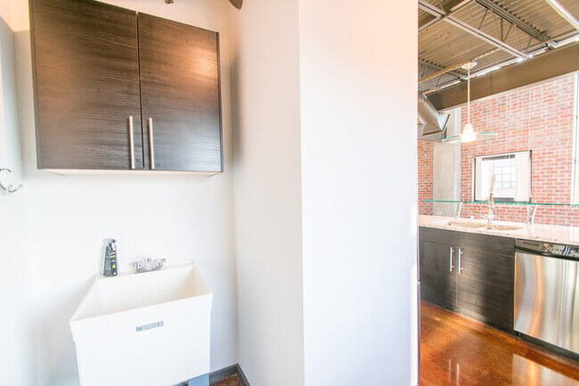 Building Photo - 1 Bed 1.5 Bath Modern Corner Unit Condo in Uptown Dallas!