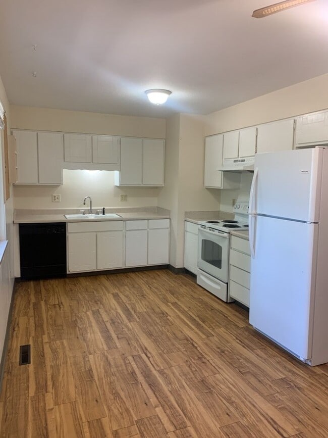 Building Photo - Mid-Town Single Family Home w/ Spacious Fenced Yard