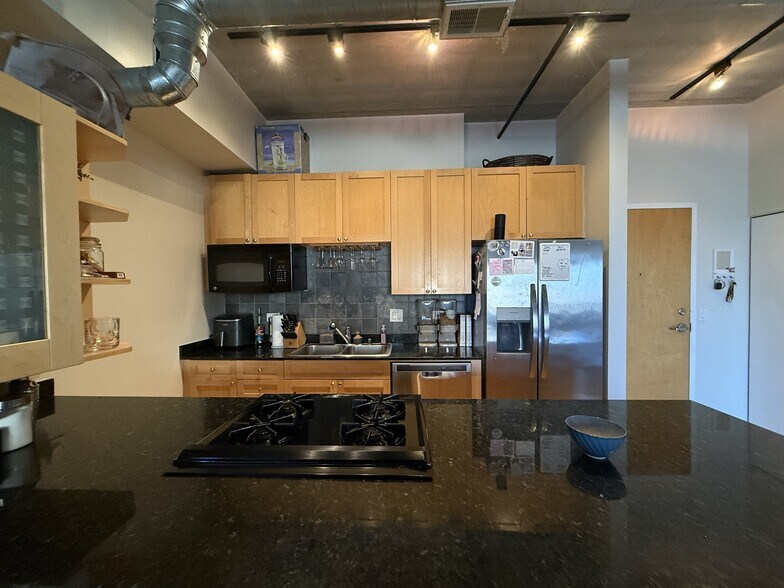 Building Photo - 1735 W Diversey Pkwy