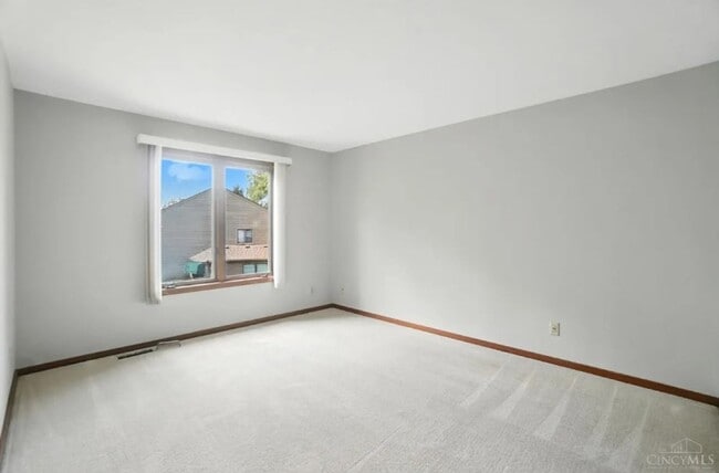 Building Photo - Luxury, Privacy, and Convenience All in One!
