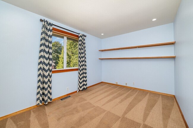 Building Photo - 5 Bed 3 Bath home In Bellevue Available Now