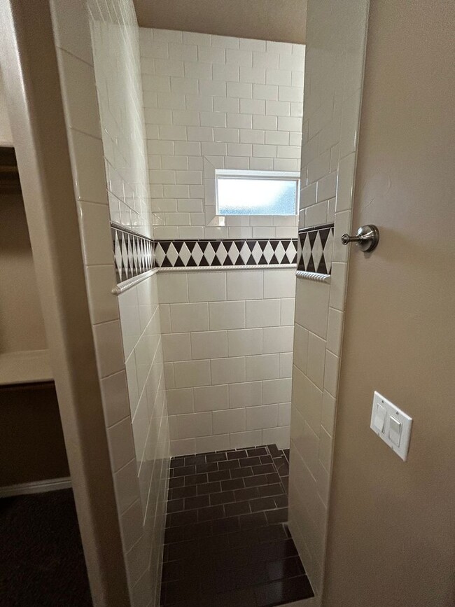 Building Photo - 3 Bedroom 2.5 Half Bath Home in Tuscany Vi...