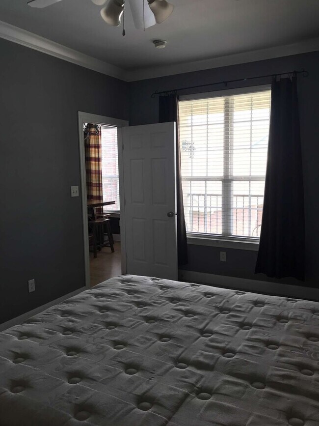 Building Photo - Spacious condo