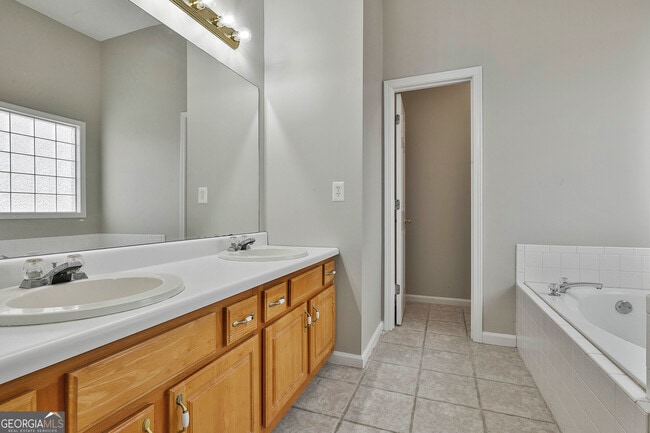 Building Photo - 12241 Crestwood Ct