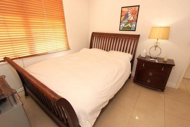 Building Photo - 1725 James Ave