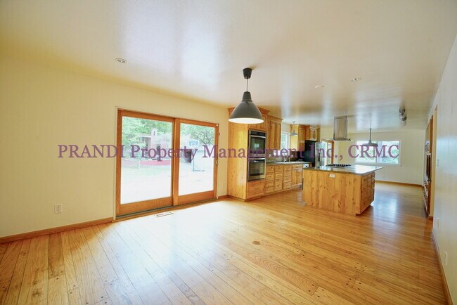 Building Photo - "Charming 4-Bed, 3-Bath Sanctuary in San R...