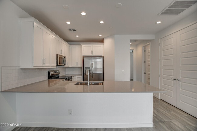 Building Photo - 4655 S Vapor
