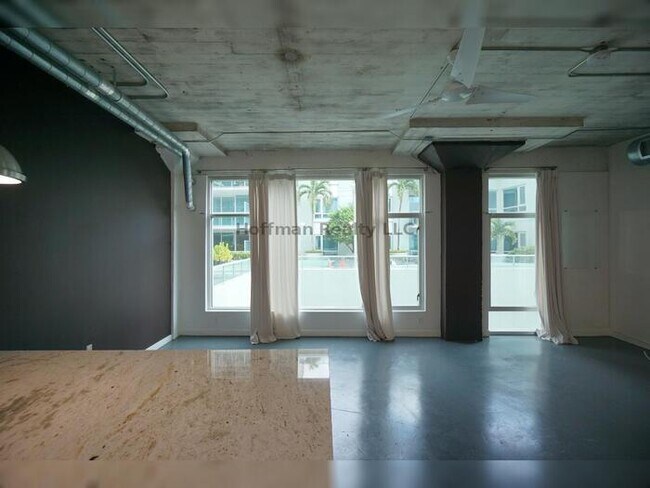 Building Photo - Chanel Side Condo