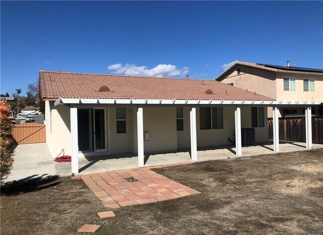 Building Photo - CLEAN ~ TURNKEY ~ SINGLE STORY ~ 4 BEDROOM / 2 BATH