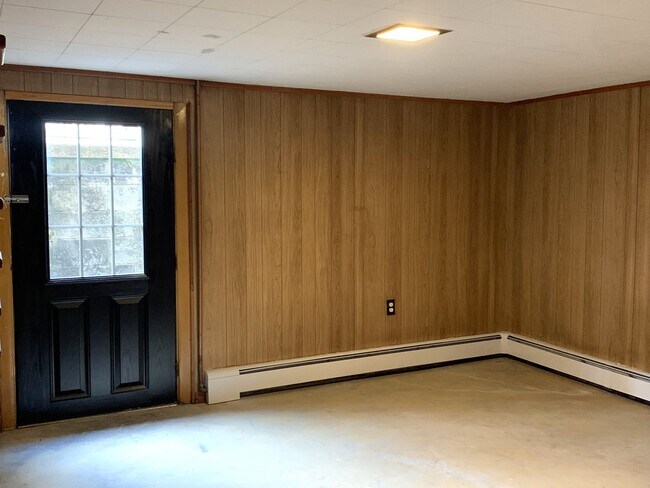 Building Photo - NEW RENT REDUCTION! Charming 3-Bedroom, 1-...