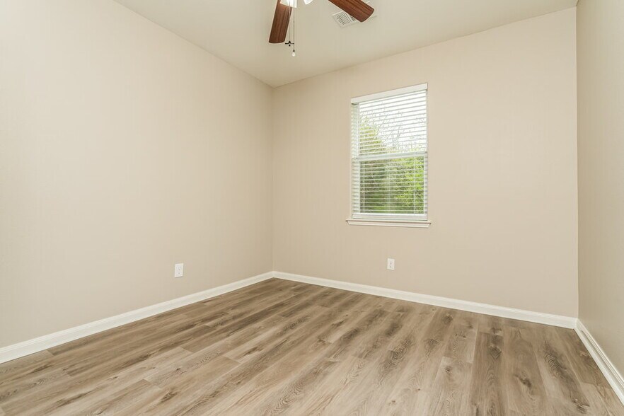 Building Photo - 1613 Mesquite Ln