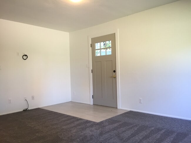 Building Photo - Great 2 BR/1 BA duplex unit available!