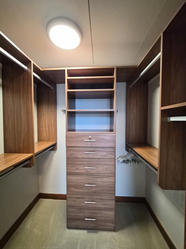 Building Photo - 1555 Kapiolani Blvd